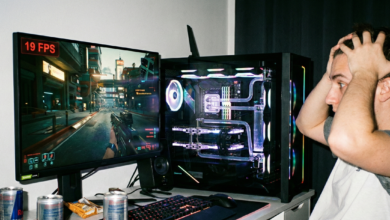 لاعب جيمر محبط يضع يديه على رأسه بسبب انخفاض FPS المفاجئ إلى 19 إطاراً أثناء اللعب على جهاز كمبيوتر قوي وعالي المواصفات.