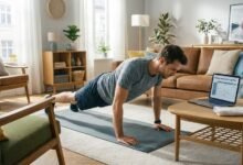 شاب يطبق جدول تمارين أسبوعي في المنزل باستخدام اللابتوب