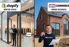 صورة واقعية واحترافية تُظهر جهاز حاسوب محمول (لابتوب) يعرض واجهة متجر إلكتروني متطور، مع دمج فني لشعاري Shopify وWooCommerce لتمثيل المقارنة بين منصات التجارة الإلكترونية ومفهوم تملك المتجر الرقمي.