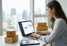 رائد أعمال يحلل بيانات البيع قبل الشراء على شاشة حاسوب في مكتب حديث.