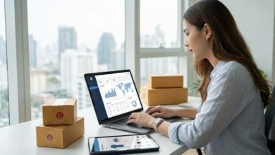 رائد أعمال يحلل بيانات البيع قبل الشراء على شاشة حاسوب في مكتب حديث.