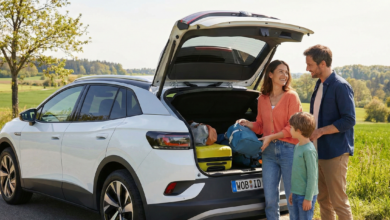 عائلة تستمتع برحلة مريحة توضح تجربة السيارات الكهربائية العملية مع فولكس فاجن ID.4